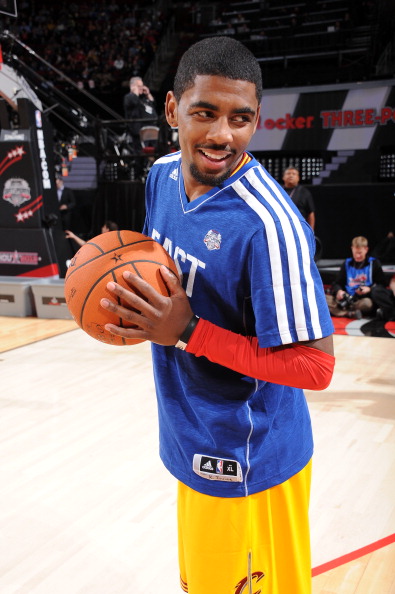 人行道上骑车容易打滑，老哥这么戴头盔，就是在糊弄自己啊（人行道骑车易打滑，这样戴头盔等于自欺欺人）