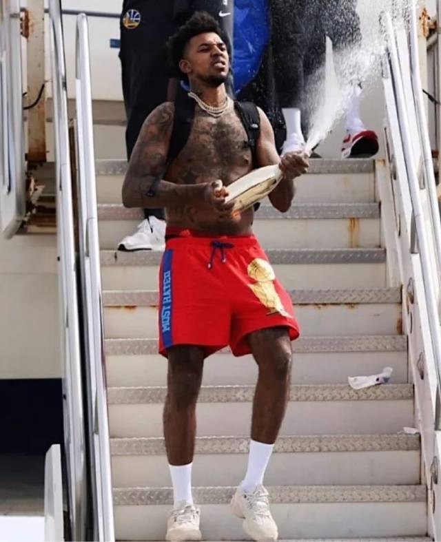 9后卫竞争轮换！库里：确实激烈，但竞争对球队是健康且必要的（九名后卫角逐轮换！库里：激烈竞争有益球队且不可或缺）