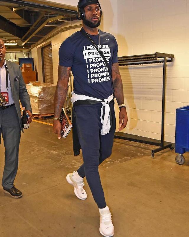 火力全开！哈登打满首节12分钟，0罚球砍下13分2助攻（哈登首节打满12分钟，零罚球轰下13分2助攻）