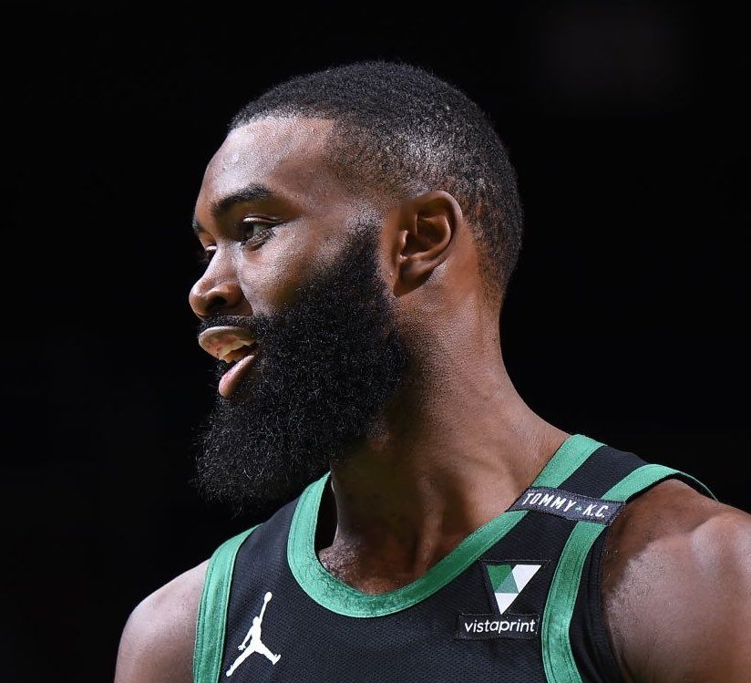 爱德华兹两个赛季投进400记三分，同期第二，仅次于库里（爱德华兹两季累计命中400记三分，同期仅次库里）