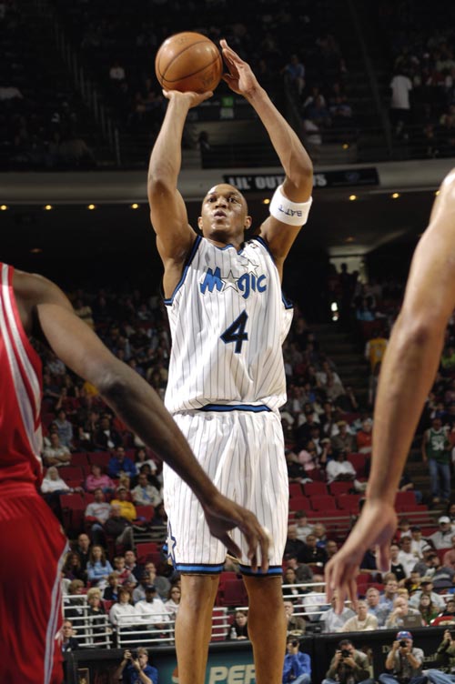 世体：欧洲各大豪门密切关注帕尼切利，有传言称巴萨有意球员（世体：欧洲豪门盯上帕尼切利，传巴萨有意引进）