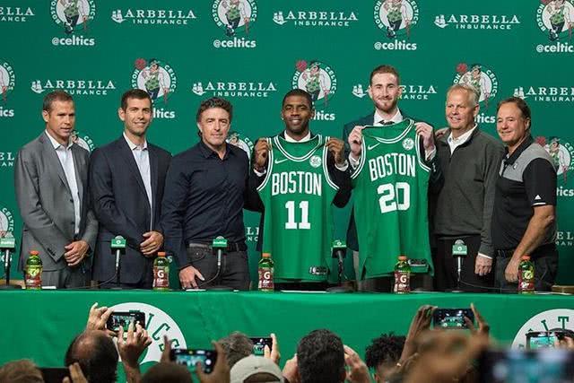 英超前瞻：利兹联连场不胜跌入降级区，维拉赛季客战成绩不佳（英超前瞻：维拉客场乏力，利兹联连战不胜陷入降级区）