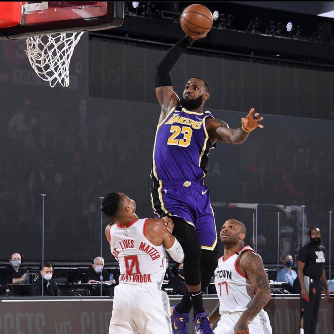 斯普利特：我们正在练习不同的防守策略，大家精神状态都很好（斯普利特：多样化防守战术演练进行中，球队士气高昂）