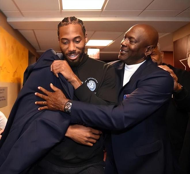 美记爆料：保罗办万圣节派对，快船全队仅比尔和祖巴茨出席（美媒爆料：保罗举办万圣节派对，快船仅比尔与祖巴茨到场）