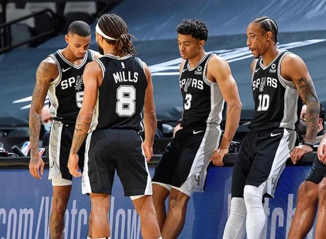 杜兰特关键中投命中，全场欢呼（杜兰特关键时刻中投命中，引爆全场）