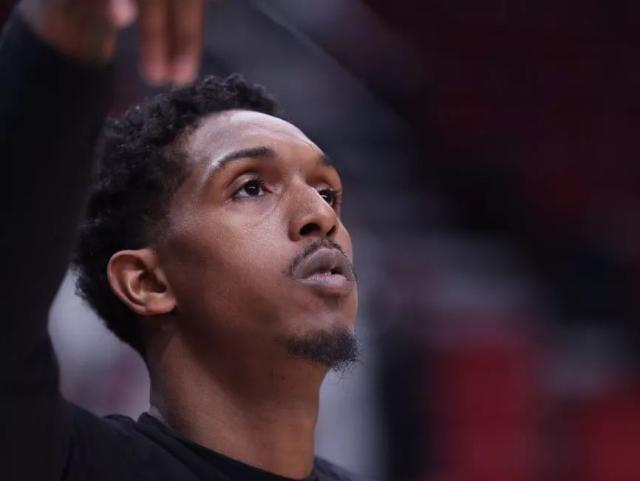 前锋远射破门，全场欢呼（前锋远射建功，全场沸腾）