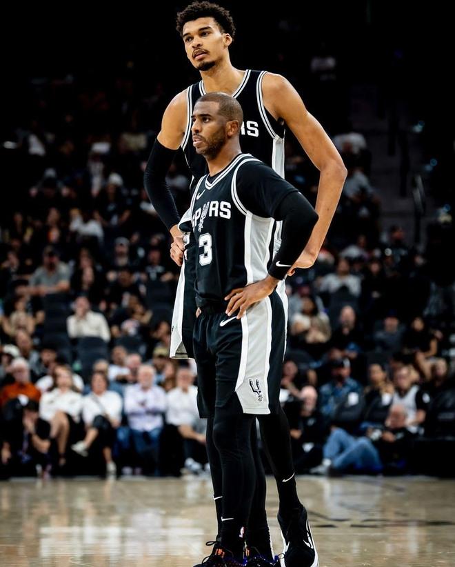 带队追赶！英格拉姆三分穿针 半节时间5中4独得10分（英格拉姆火力全开！半节三分5投4中砍下10分率队追分）