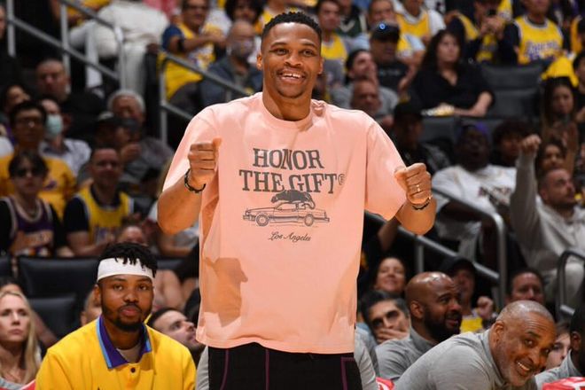 戈贝尔50次20+10且命中率超80%，仅比霍华德少2次（戈贝尔达成50场20+10且命中率80%以上，仅比霍华德少两场）