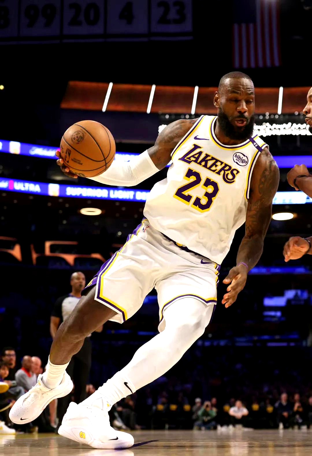 亚历山大三节12中10轻取33分，连续95场拿到20+（亚历山大三节12投10中轰33分，连续95场斩获20+）