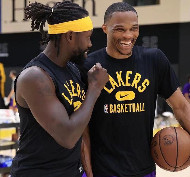 杨晨对话施拉普纳：中国球员不该只为钱踢球，留洋从乙级开始（杨晨与施拉普纳对话：中国球员不应唯钱是图，留洋应从乙级打起）