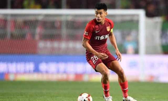 出战G联赛！杨瀚森入场一身浅色运动穿搭 卫衣上印着自己名字（杨瀚森出征G联赛，浅色运动装亮相，卫衣印有姓名）