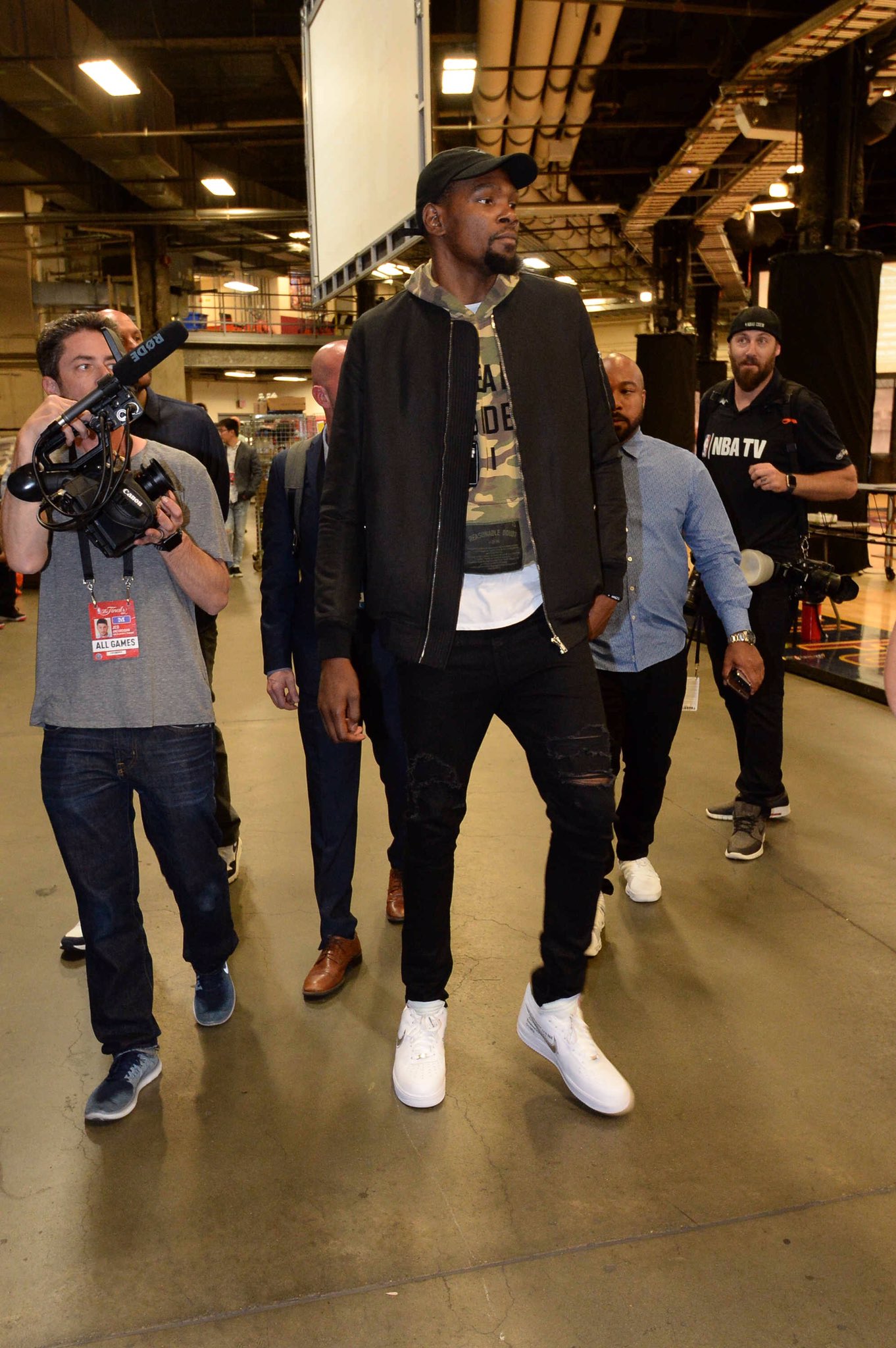 欧文突破防守助攻制胜（欧文强突防线送出制胜助攻）