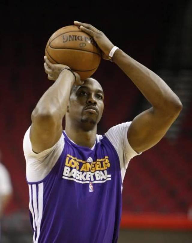 欧冠决赛用球谍照：包含白+深紫，灵感来自举办城市布达佩斯（欧冠决赛用球曝光：白+深紫配色，灵感源于主办城市布达佩斯）