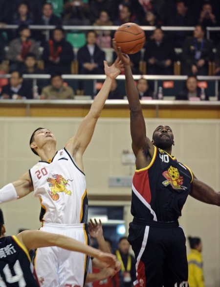 梅西再创纪录引全场欢呼（梅西再破纪录，全场沸腾）