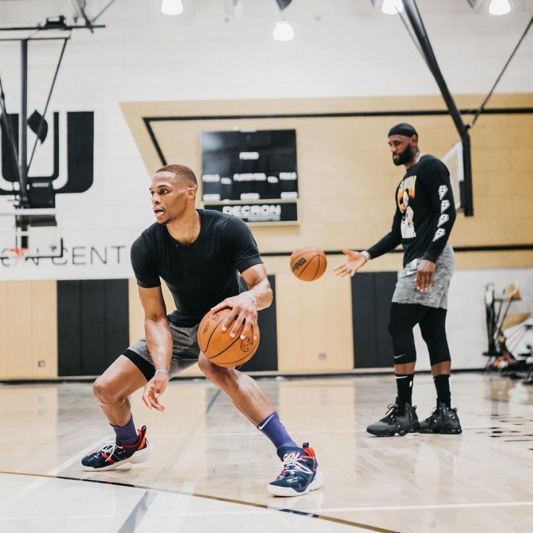 球迷看得手心冒汗（心跳时刻，球迷直捏一把汗）