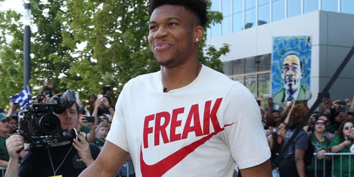 切尔西后腰身体素质远超德罗巴，穆里尼奥夸他一天能踢两场英超（穆帅盛赞蓝军后腰体能逆天：一天能连踢两场英超，强过德罗巴）