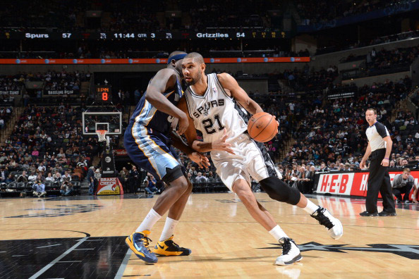 王哲林半场表现抢眼，高效得分与篮板同步提升（王哲林半场大放异彩，得分高效篮板齐飞）