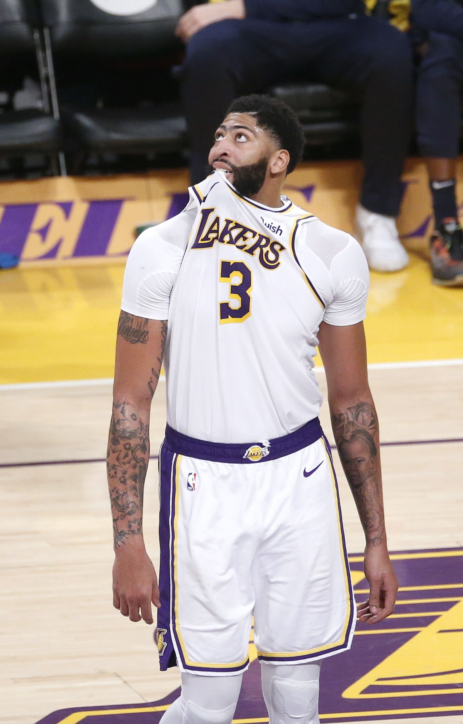 伊森：一上场即奠定防守根基（伊森：登场即筑牢防线）