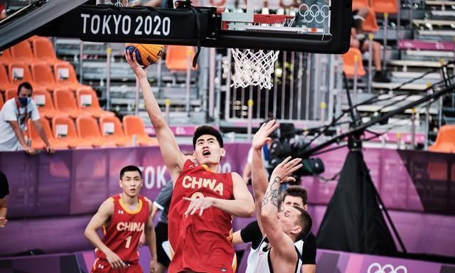 宋凯出席中国体育美术作品展览，与奥运冠军金牌合影（宋凯亮相中国体育美术作品展，与奥运冠军携金牌合影）