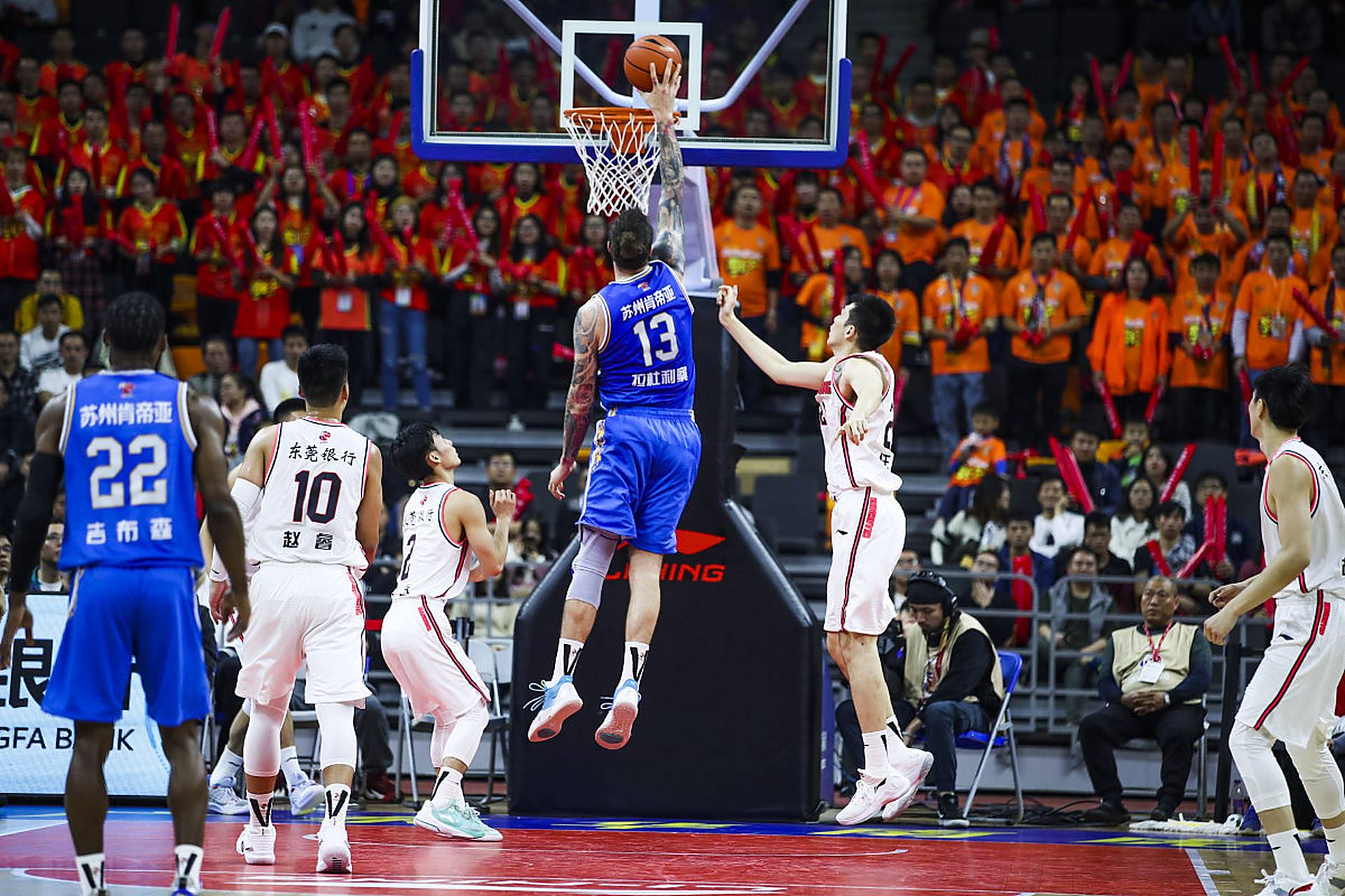 西媒：因提前将C罗替换下场，利雅得胜利主帅遭球迷猛批（西媒：提前换下C罗惹争议，利雅得胜利主帅遭球迷炮轰）