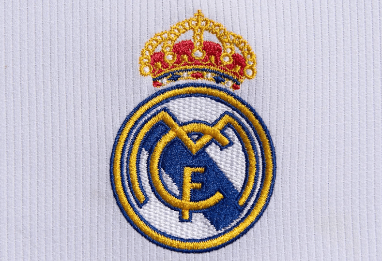 杜兰特超神表现率队逆转取胜（杜兰特神勇爆发带队上演逆转胜）