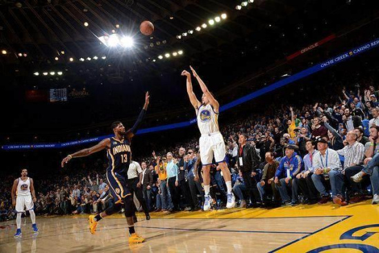 解析国米中场名将，球迷怒斥到莱万为他点赞，双刃剑用好能成惊喜（国米中场名将深度解读：从遭球迷怒喷到获莱万点赞，善用这把双刃剑或带来惊喜）