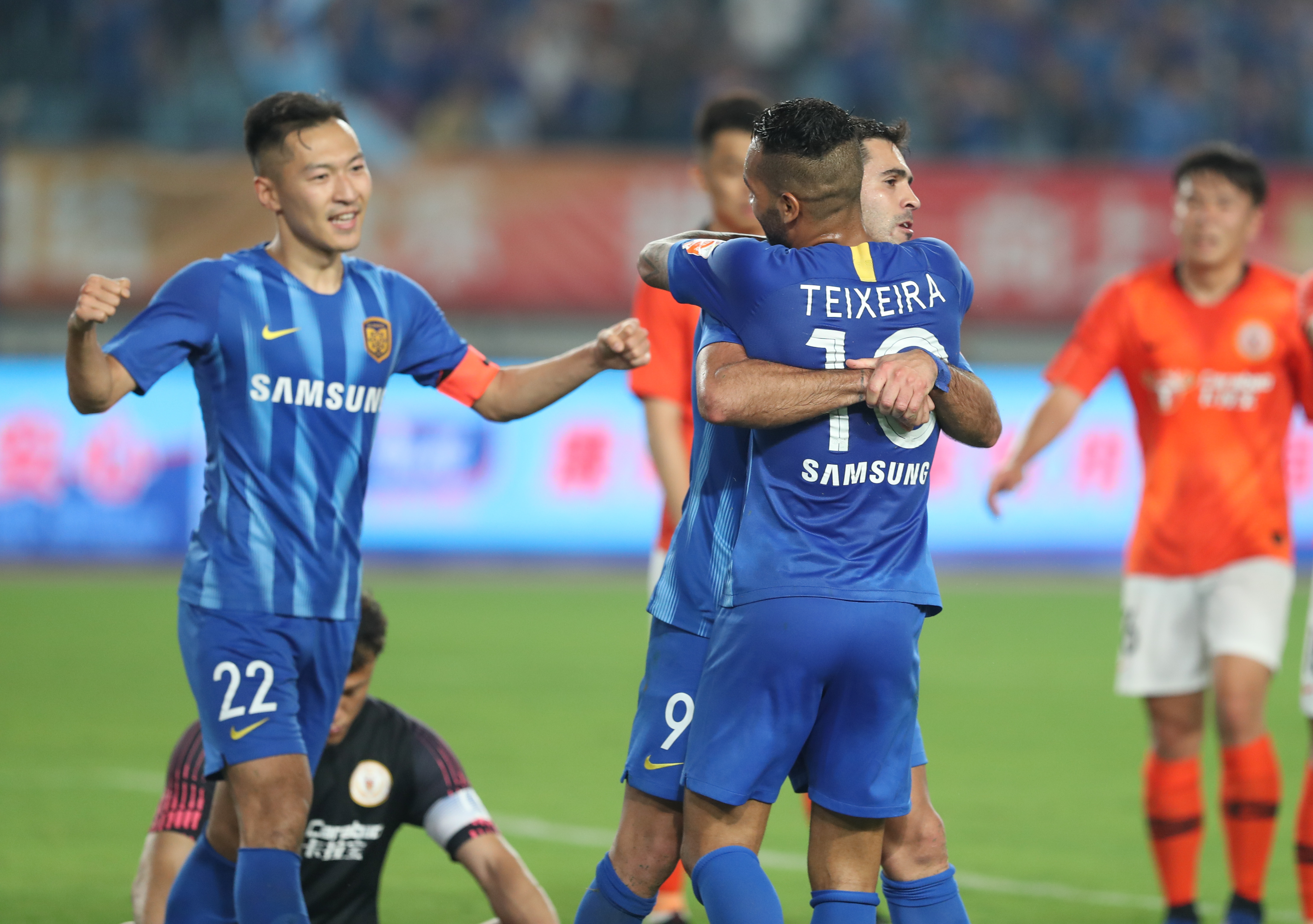 马卡：明年年初皇马将重启吕迪格的续约，双方期待再次合作（马卡报：皇马明年初将重启与吕迪格的续约谈判，双方均期待继续合作）