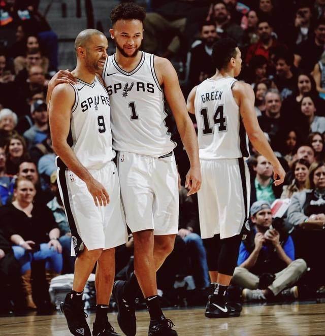 莱奥：我和囧叔经常交流，不仅聊足球，也聊生活中的方方面面（莱奥：我和囧叔沟通频繁，聊球也聊生活）