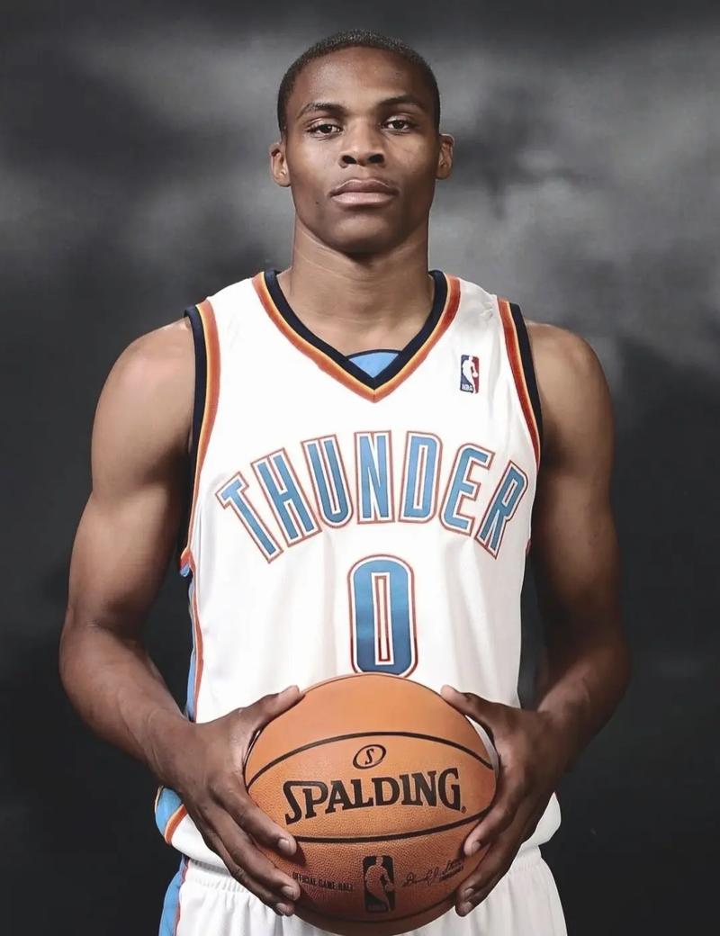 乾坤大挪移！恩比德接球转身背筐出手 球打板进筐还要加罚（神乎其技！恩比德背身接球转身打板命中再获加罚）