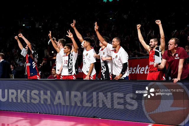 泪目！足协杯冠军奖杯被带回工体，放在已故球迷杨雪的座位旁（令人动容：足协杯冠军奖杯回归工体，安放在已故球迷杨雪的座位旁）