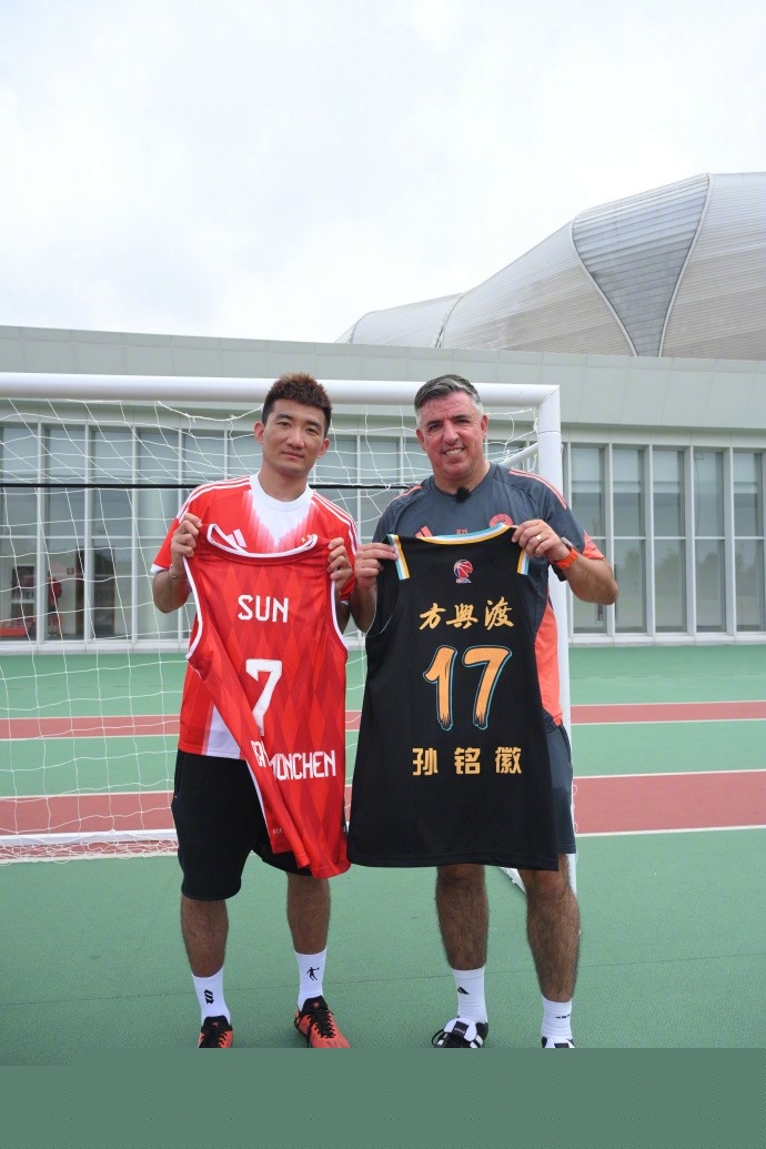 罗马诺：恩德里克优先考虑加盟里昂，里昂正与皇马谈租借（罗马诺：恩德里克倾向加盟里昂，里昂正与皇马洽谈租借）