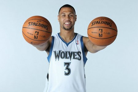 广东男篮首战山西，徐杰领衔12人大名单，三外援首秀四主力缺阵！（广东客战山西：徐杰率12人出征，三外援迎首秀，四主力无缘登场）