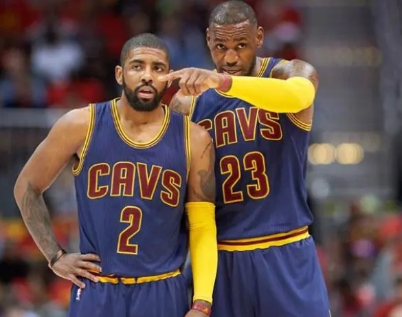 英超第13轮切尔西对阵阿森纳，双方均状态出色，争夺争冠席位，赛果待定。（英超第13轮焦点战：切尔西迎战阿森纳，双方状态火热，争冠卡位战悬念待解）